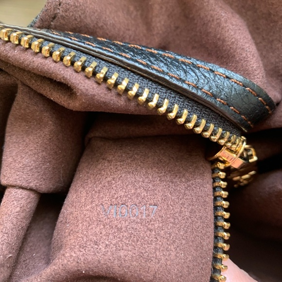 ⭐️Louis Vuitton Large Mahina bag - Picture 9 of 9